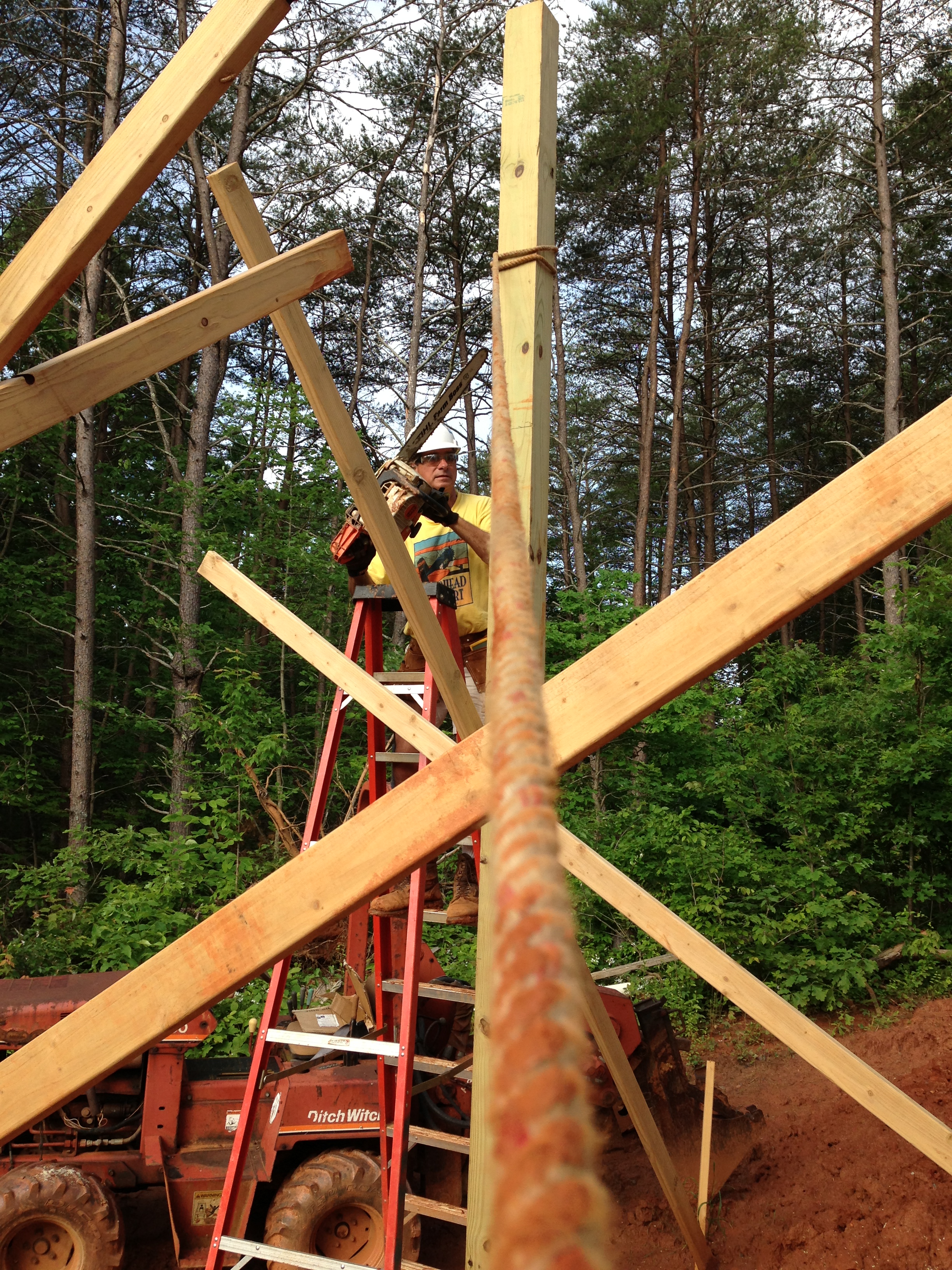 Note the rope tied to this post going up the center of the picture. A skilled photographer with a rope in one hand and a camera in the other took this!